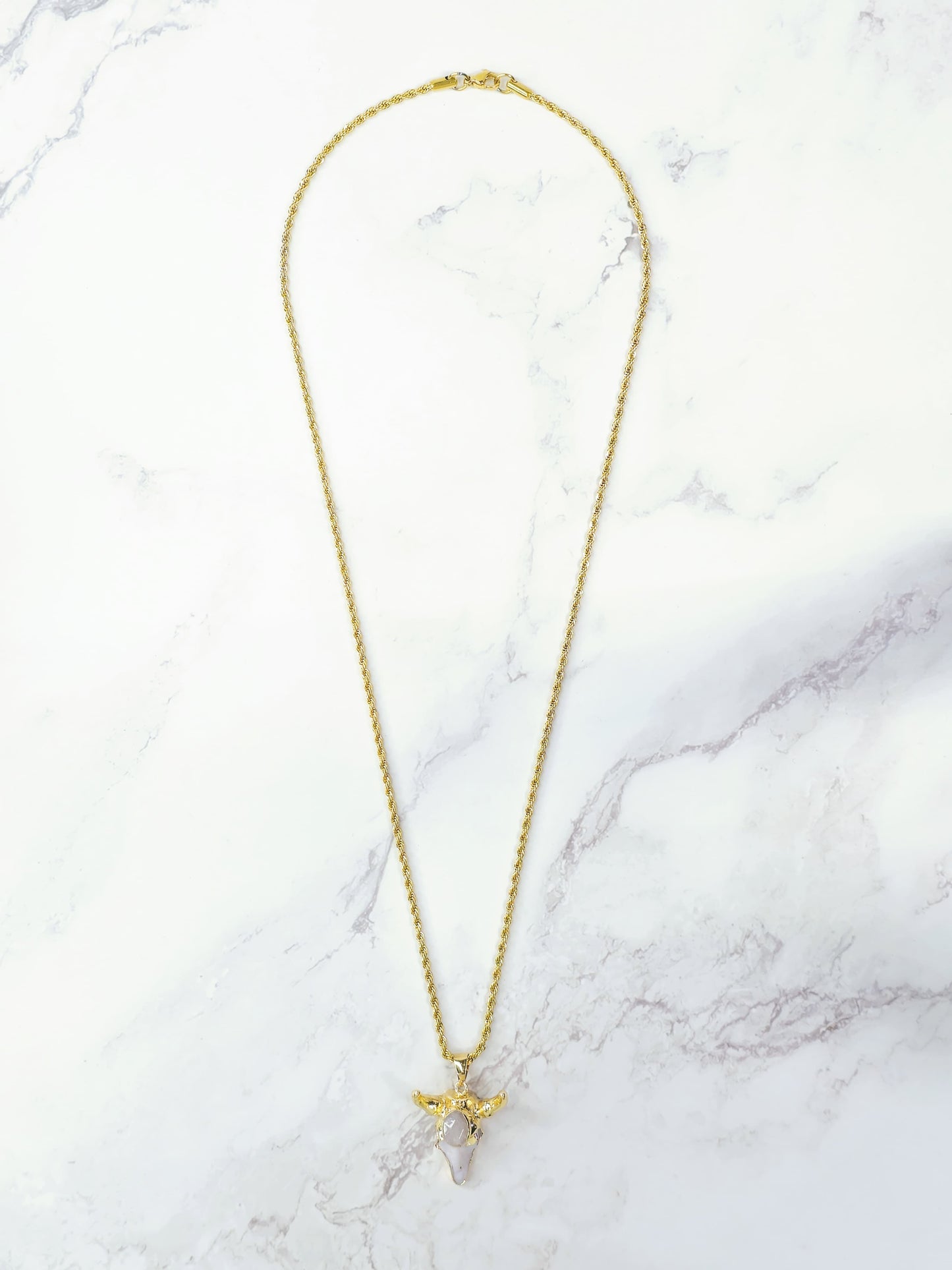 Collar Cabeza de Toro con Cuarzo Blanco