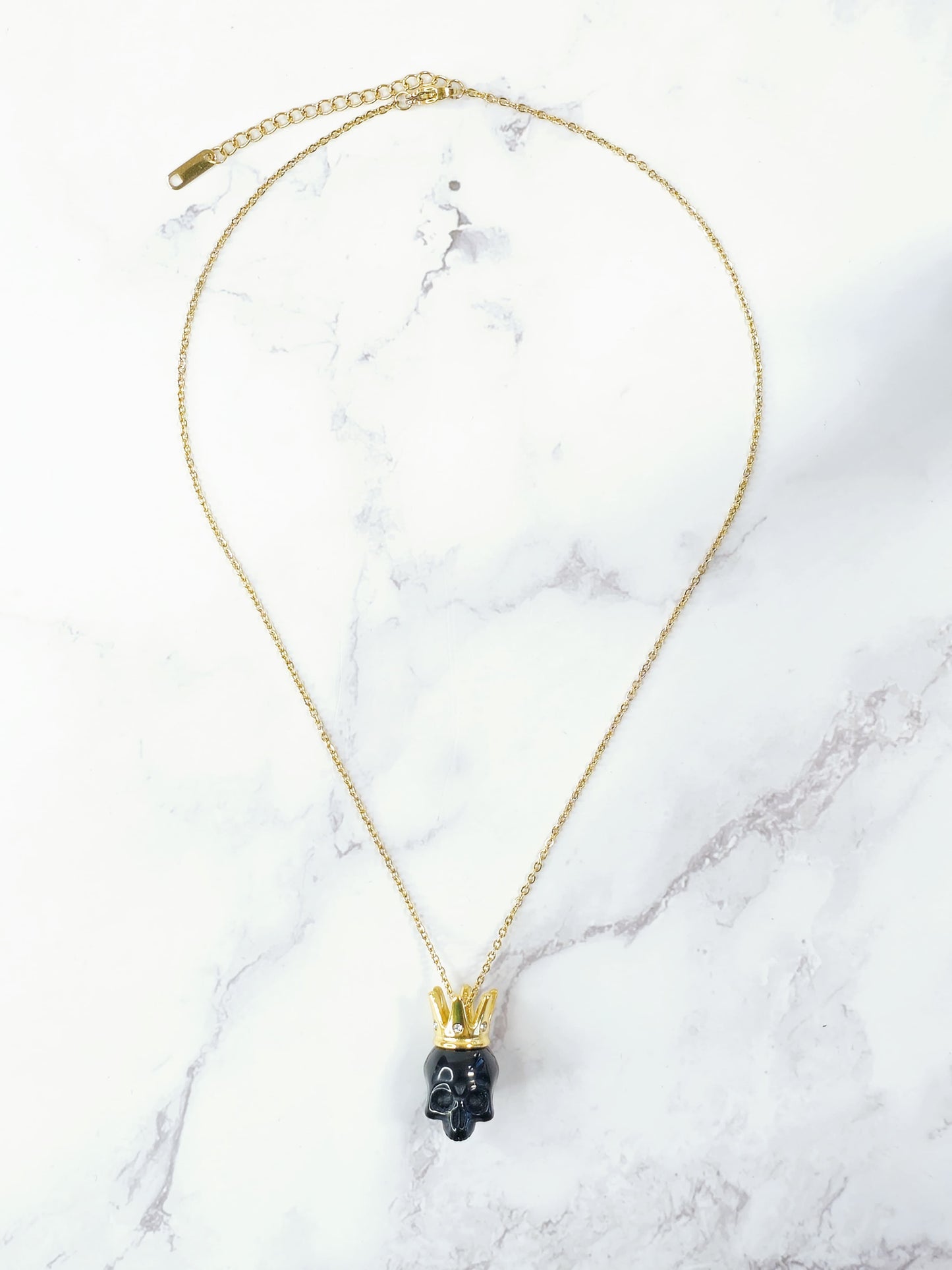 Collar Craneo Negro con Corona - Zirconia